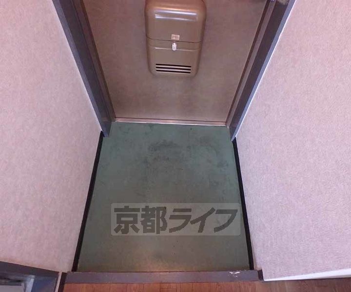 京都府宇治市五ヶ庄新開の賃貸マンションの玄関