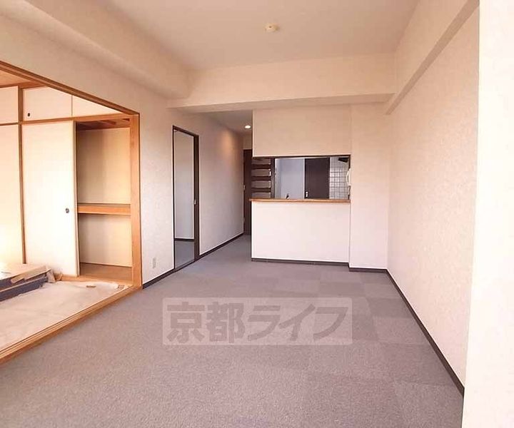 京都府宇治市木幡西浦の賃貸マンションの居間