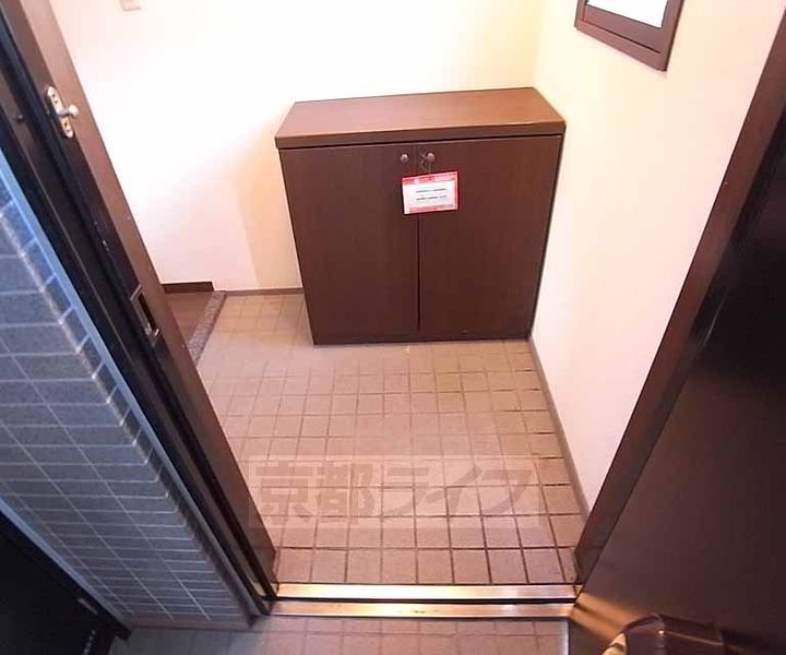 京都府宇治市木幡西浦の賃貸マンションの玄関