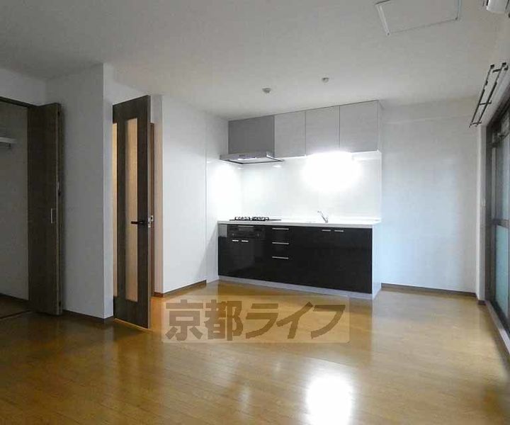 京都府京都市伏見区深草大亀谷西寺町の賃貸マンションの居間