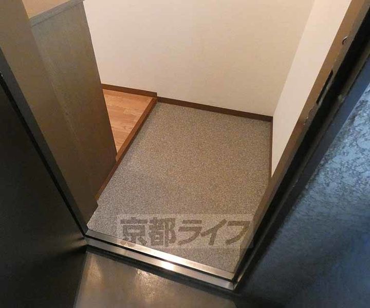 京都府京都市伏見区深草大亀谷西寺町の賃貸マンションの玄関
