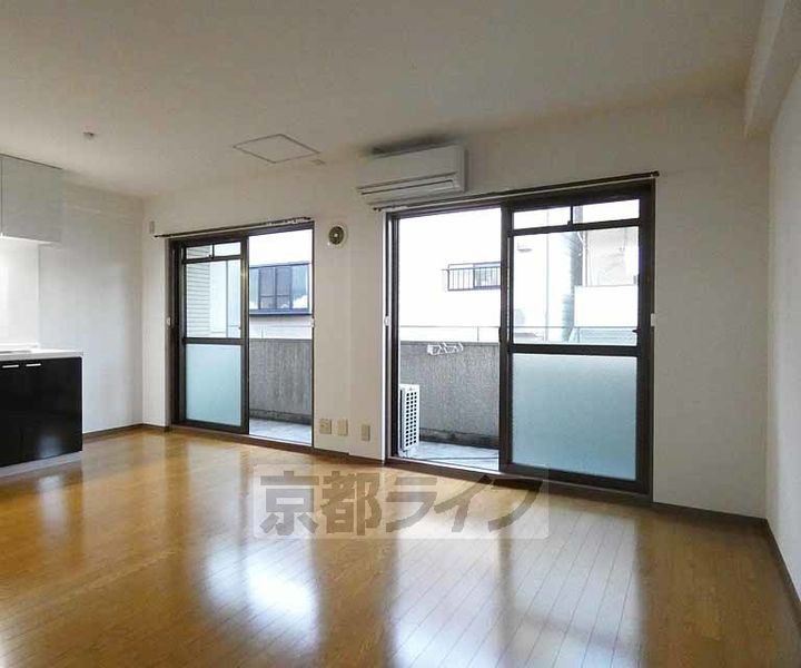 京都府京都市伏見区深草大亀谷西寺町の賃貸マンションの居間