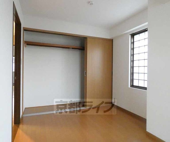 京都府京都市伏見区深草大亀谷西寺町の賃貸マンションの寝室