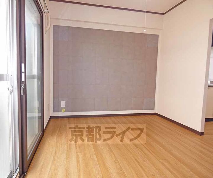 京都府京都市伏見区向島二ノ丸町の賃貸マンションの居間