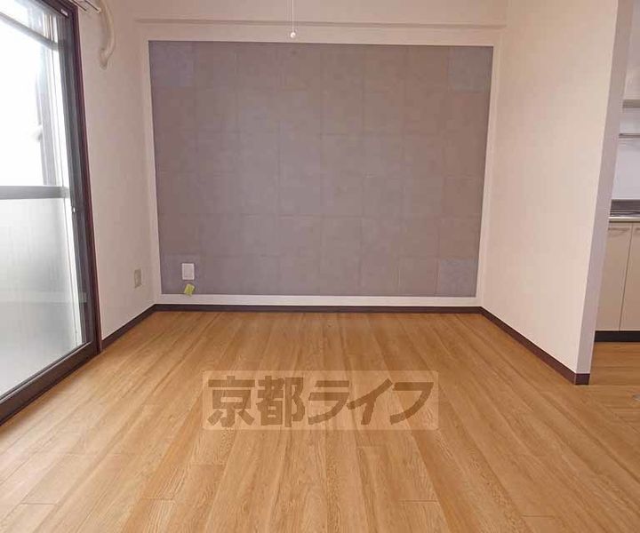 京都府京都市伏見区向島二ノ丸町の賃貸マンションの居間