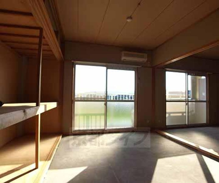 京都府京都市伏見区横大路六反畑の賃貸マンションの居間