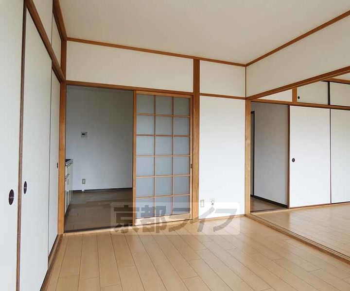 京都府京都市伏見区横大路六反畑の賃貸マンションの居間