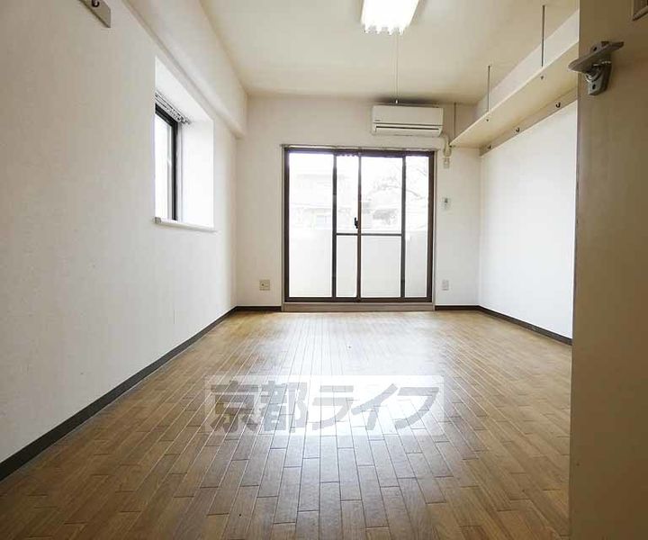 京都府京都市伏見区深草キトロ町の賃貸マンションの居間