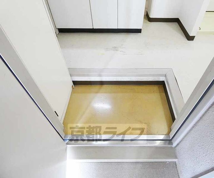 京都府京都市伏見区深草キトロ町の賃貸マンションの玄関
