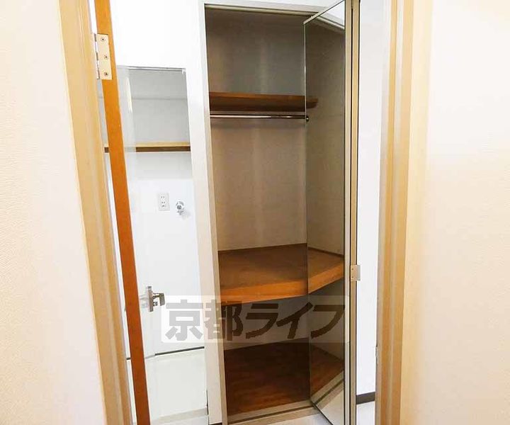 京都府京都市伏見区深草キトロ町の賃貸マンションの内装