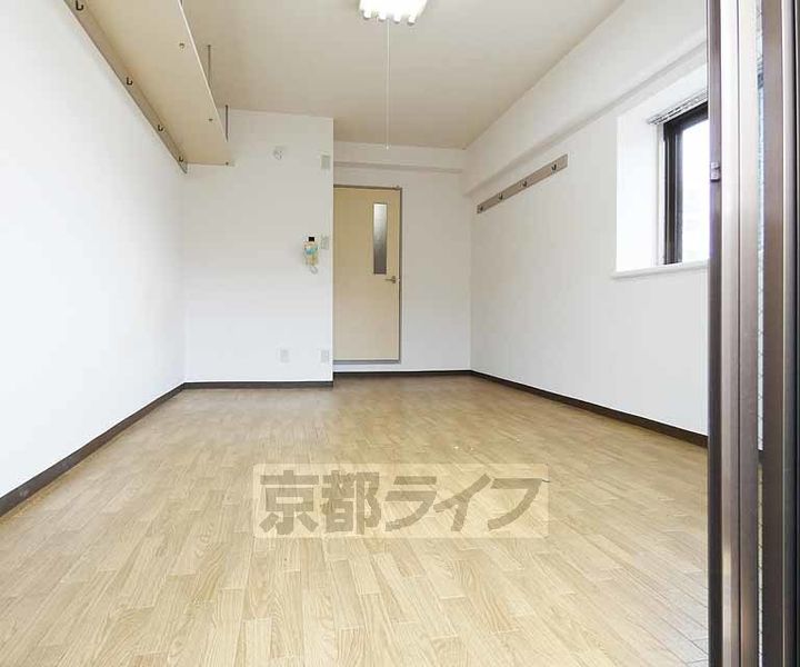 京都府京都市伏見区深草キトロ町の賃貸マンションの居間