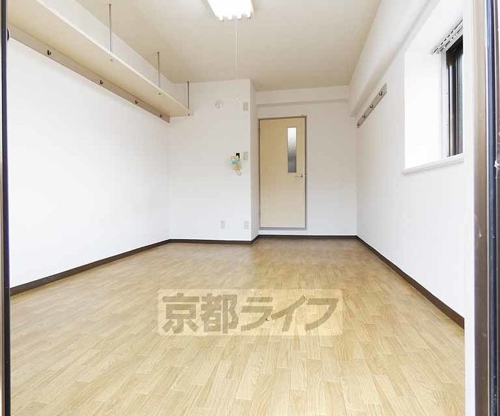 京都府京都市伏見区深草キトロ町の賃貸マンションの居間