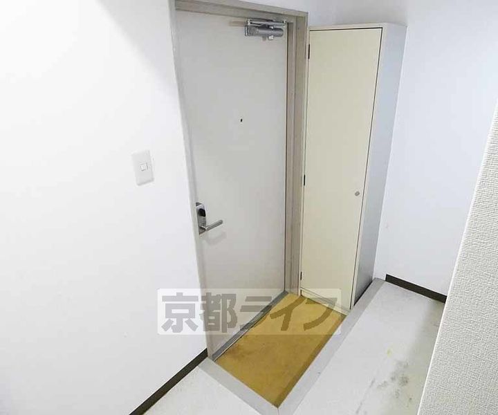 京都府京都市伏見区深草キトロ町の賃貸マンションの玄関