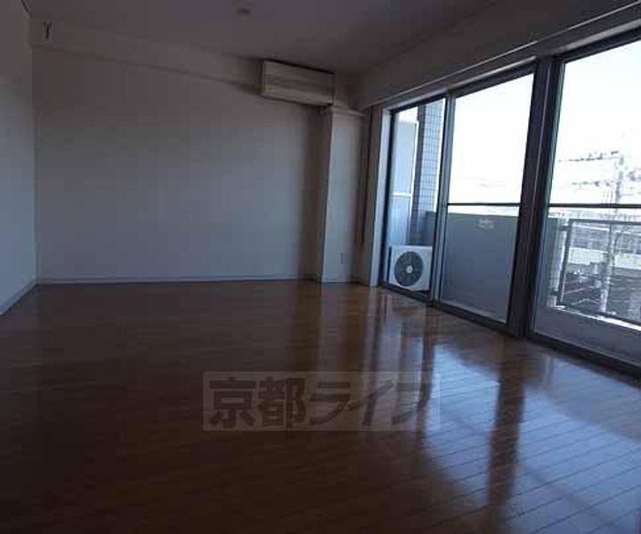 荒川ビルの居間