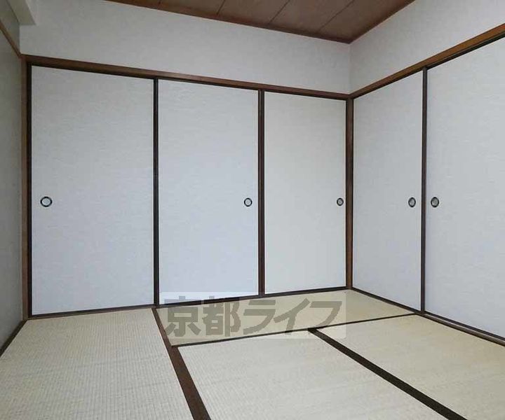 京都府京都市伏見区深草山村町の賃貸マンションの居間