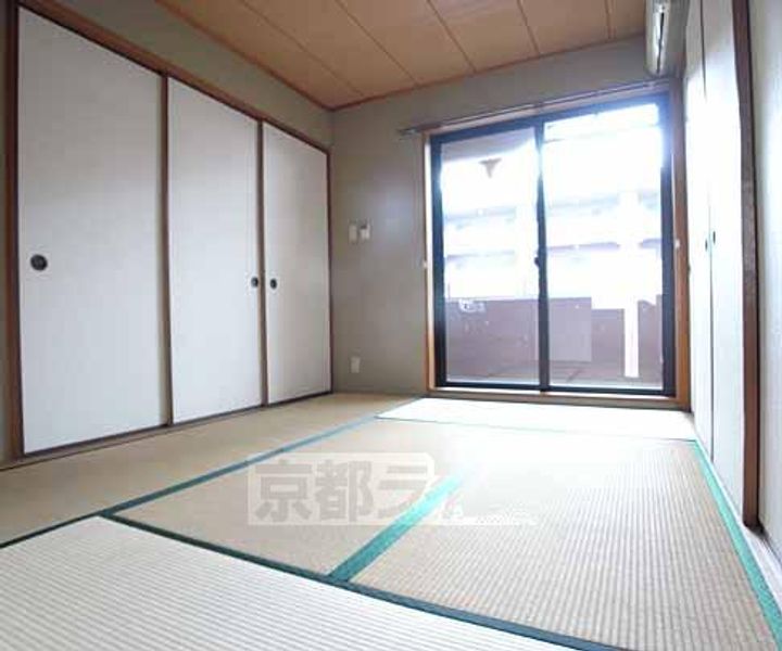 京都府京都市伏見区向島津田町の賃貸マンションの居間