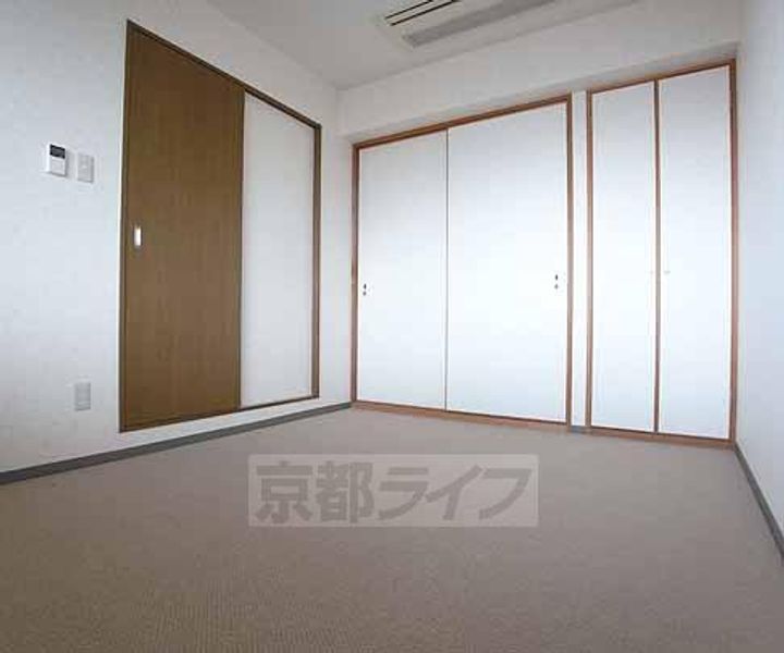 京都府京都市伏見区向島津田町の賃貸マンションの居間