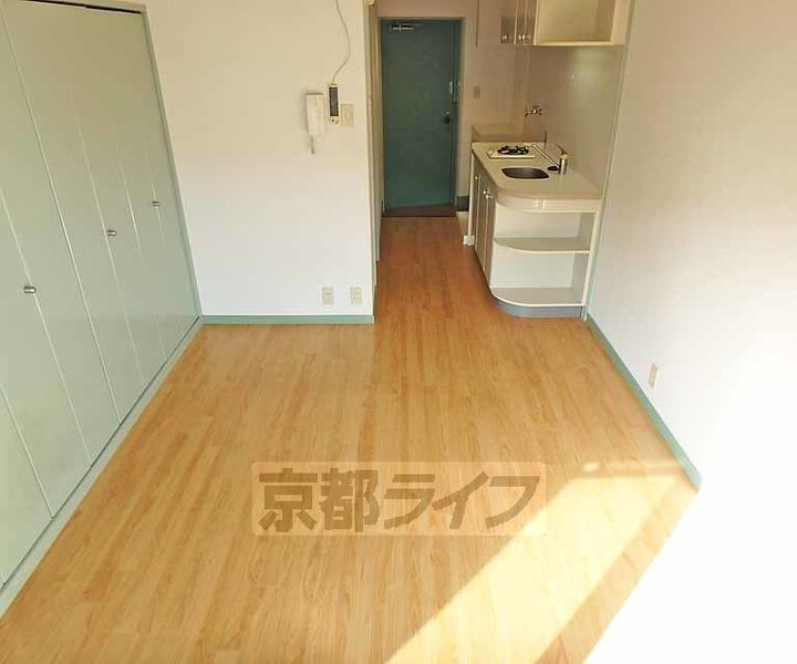 京都府京都市西京区大枝東長町の賃貸マンションの居間