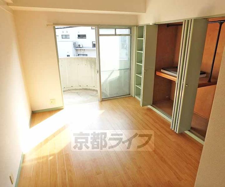 京都府京都市西京区大枝東長町の賃貸マンションの居間