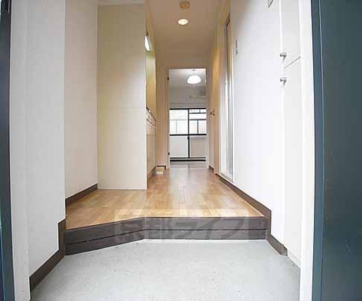 京都府京都市西京区川島粟田町の賃貸マンションの玄関