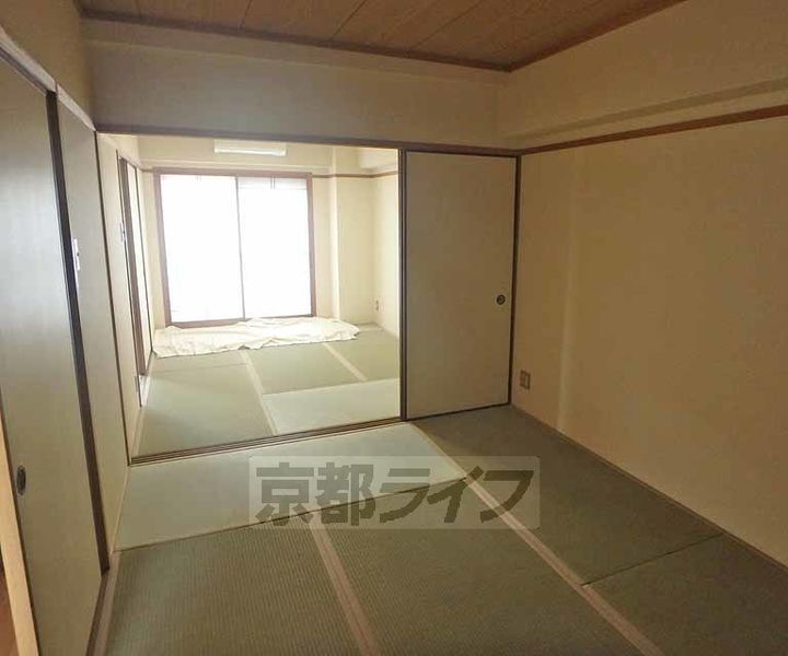 京都府京都市西京区嵐山朝月町の賃貸マンションの居間