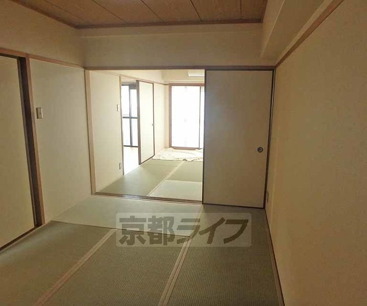 京都府京都市西京区嵐山朝月町の賃貸マンションの居間