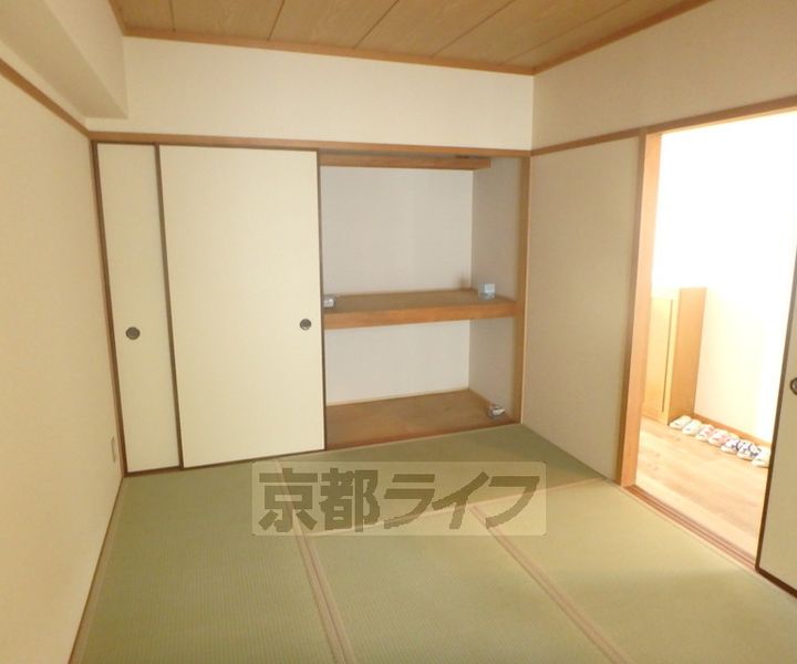京都府京都市西京区嵐山朝月町の賃貸マンションの居間
