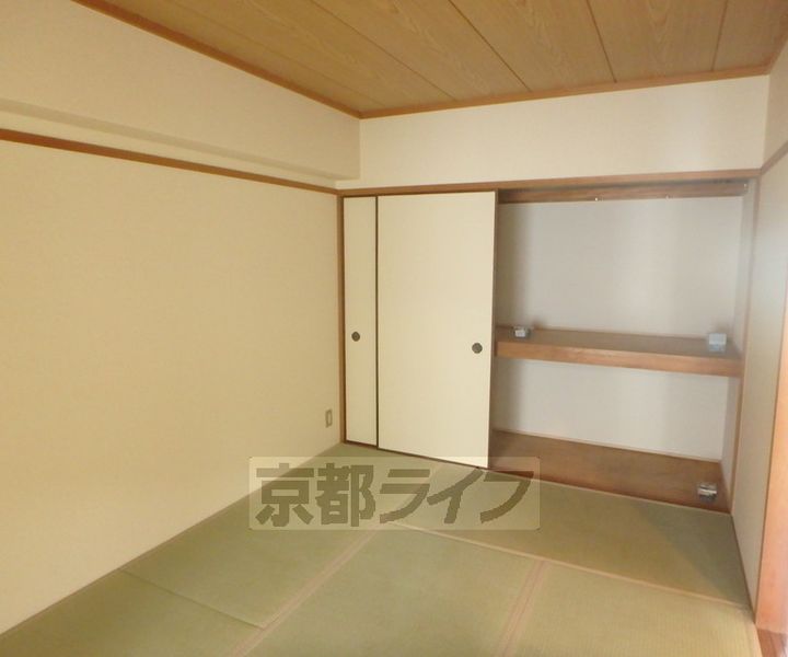 京都府京都市西京区嵐山朝月町の賃貸マンションの居間