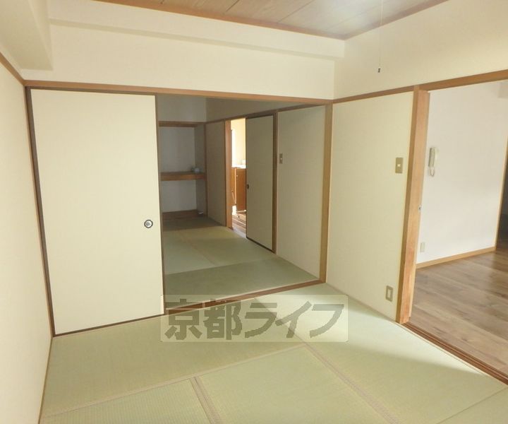 京都府京都市西京区嵐山朝月町の賃貸マンションの居間