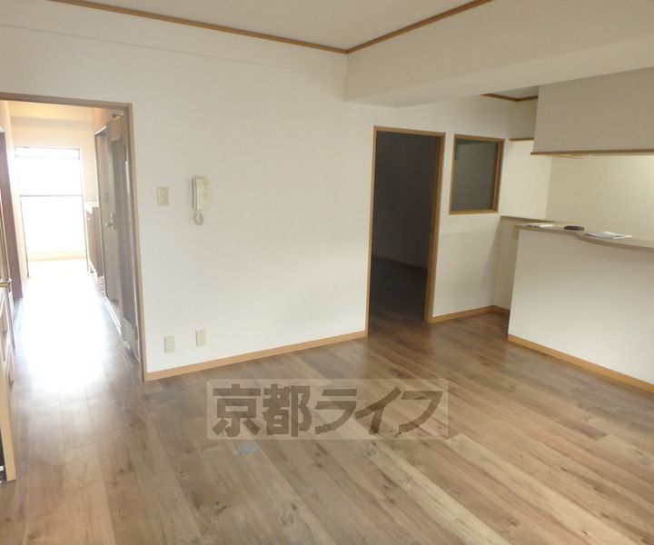 京都府京都市西京区嵐山朝月町の賃貸マンションの居間