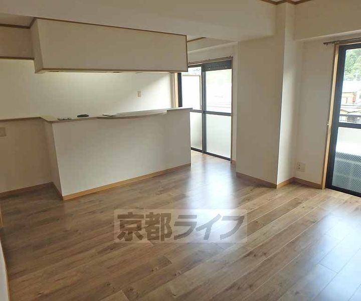 京都府京都市西京区嵐山朝月町の賃貸マンションの居間