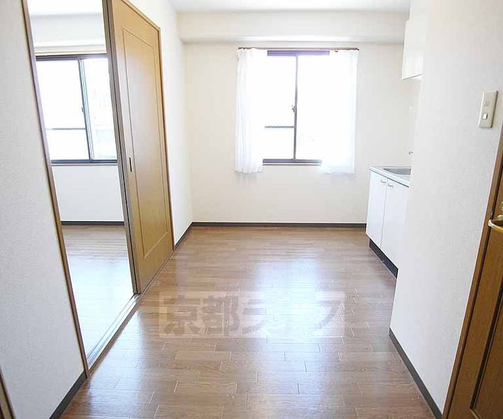 京都府京都市西京区桂上野西町の賃貸マンションの居間