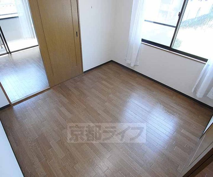 京都府京都市西京区桂上野西町の賃貸マンションの居間