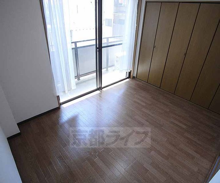 京都府京都市西京区桂上野西町の賃貸マンションの居間