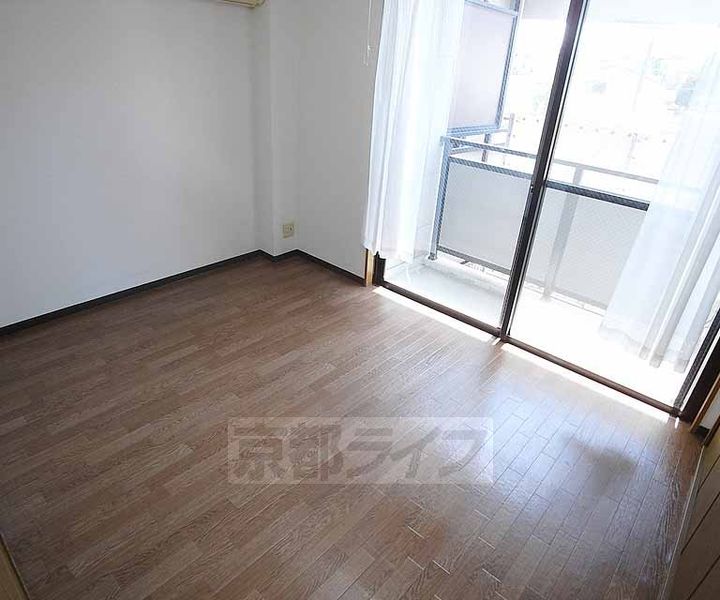 京都府京都市西京区桂上野西町の賃貸マンションの居間