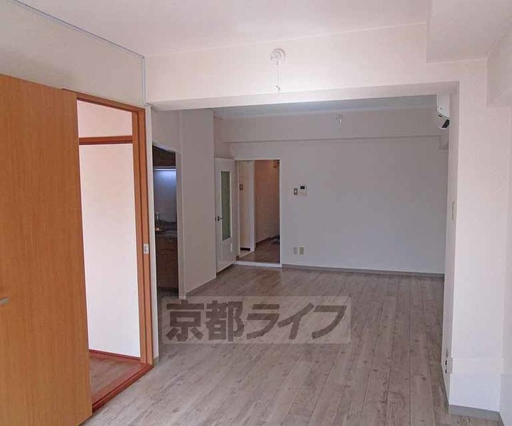 京都府京都市西京区桂南滝川町の賃貸マンションの居間