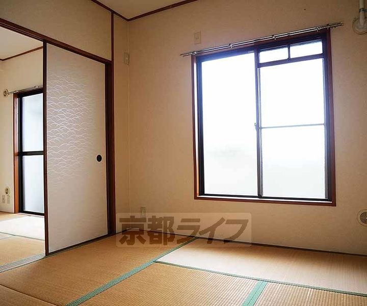 京都府京都市西京区牛ヶ瀬奥ノ防町の賃貸マンションの居間