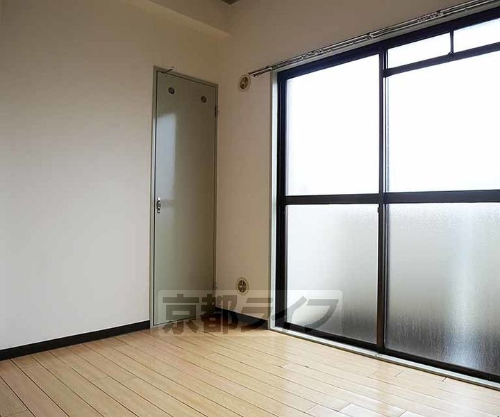 京都府京都市西京区牛ヶ瀬奥ノ防町の賃貸マンションの居間