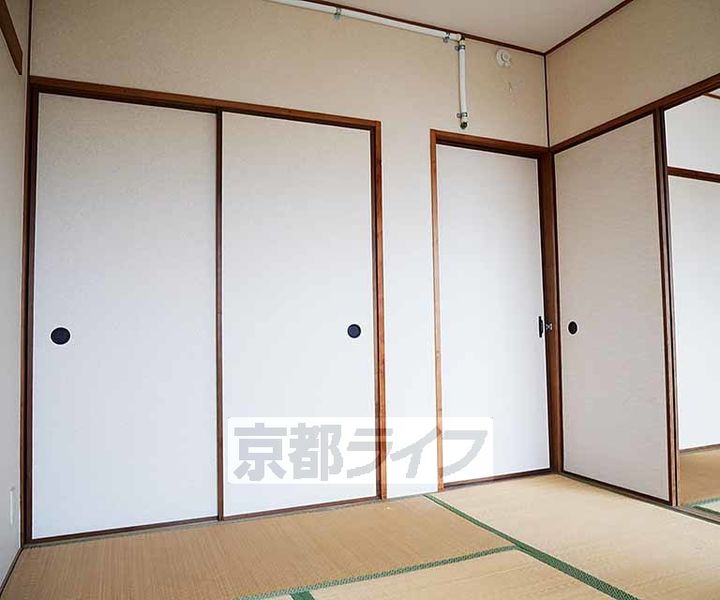 京都府京都市西京区牛ヶ瀬奥ノ防町の賃貸マンションの居間