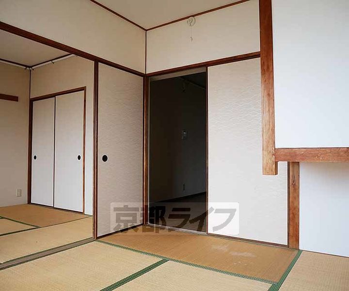京都府京都市西京区牛ヶ瀬奥ノ防町の賃貸マンションの居間