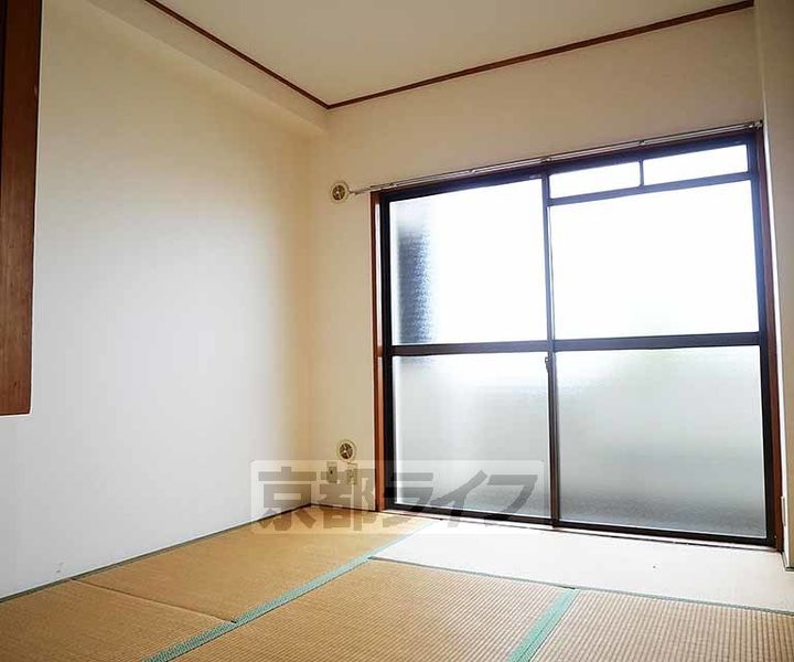 京都府京都市西京区牛ヶ瀬奥ノ防町の賃貸マンションの居間