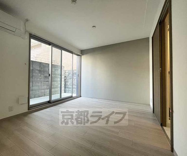 メステート京都九条庵101の居間