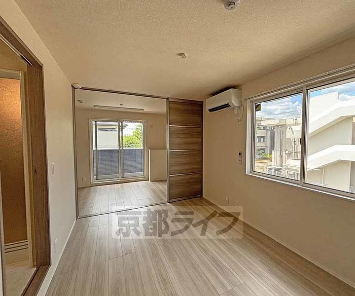 京都府京都市西京区下津林佃の賃貸アパートの居間