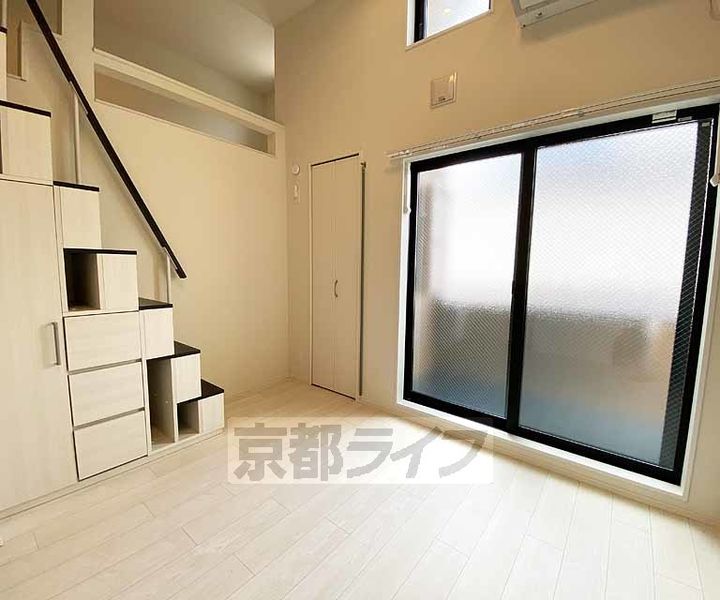 京都府京都市右京区太秦宮ノ前町の賃貸アパートの居間