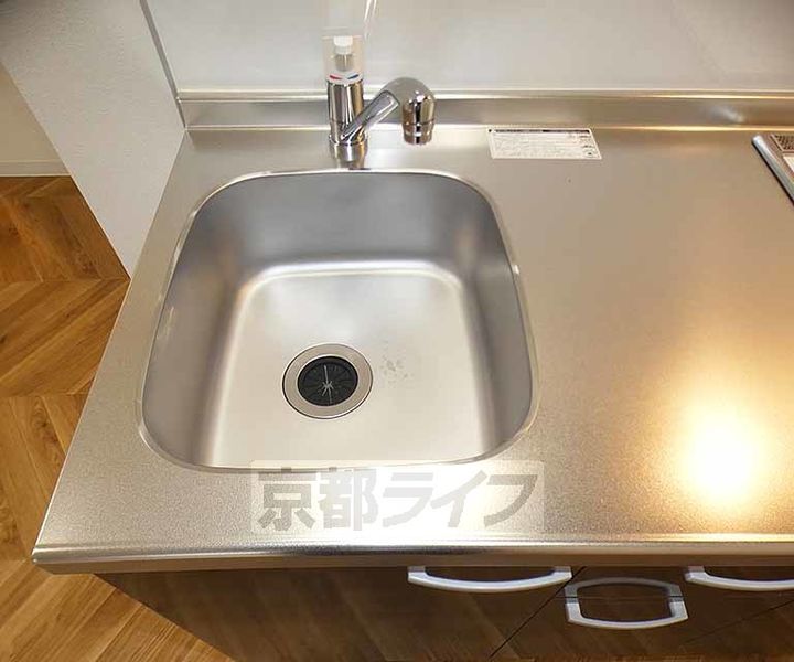 京都府京都市左京区上高野上荒蒔町の賃貸アパートのキッチン