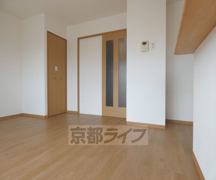 京都府京都市上京区元誓願寺通千本東入元4丁目の賃貸マンションの居間