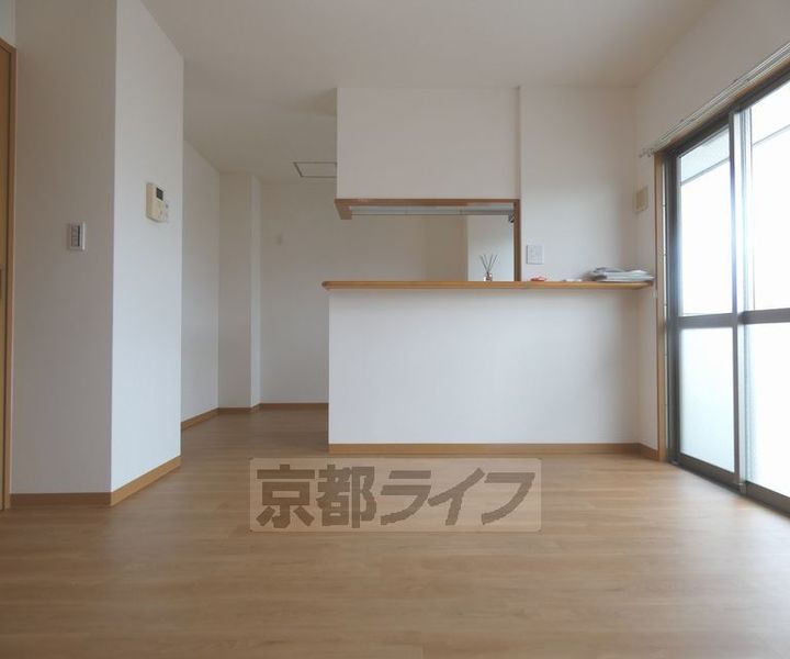 京都府京都市上京区元誓願寺通千本東入元4丁目の賃貸マンションの居間