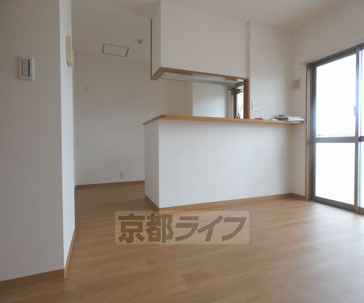 京都府京都市上京区元誓願寺通千本東入元4丁目の賃貸マンションの居間