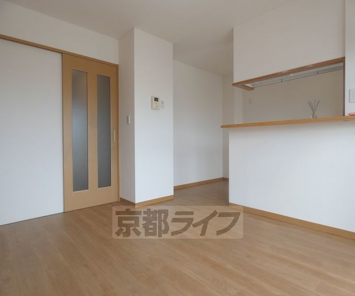 京都府京都市上京区元誓願寺通千本東入元4丁目の賃貸マンションの居間