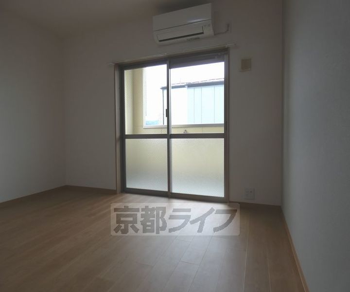 京都府京都市上京区元誓願寺通千本東入元4丁目の賃貸マンションの居間